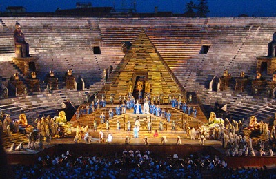 800px-arena_di_verona_aida_von_guiseppe_verdi_1232258895.jpg